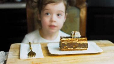 Eski usul bir pasta tepsisinde bir sürü pasta dilimi. Şef, kızların tatmasına farklı türde pasta getiriyor. Pelerinli kız pastayı sevmediğini gösteriyor..