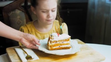 Eski usul bir pasta tepsisinde bir sürü pasta dilimi. Şef, kızların tatmasına farklı türde pasta getiriyor. Pelerinli kız pastayı sevmediğini gösteriyor..