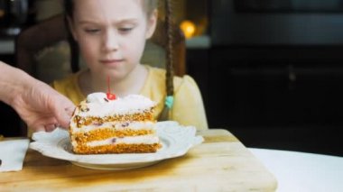 Eski usul bir pasta tepsisinde bir sürü pasta dilimi. Şef, kızların tatmasına farklı türde pasta getiriyor. Pelerinli kız pastayı sevmediğini gösteriyor..