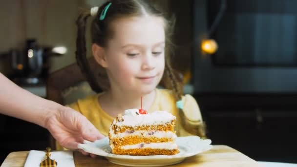 Wiele Plasterków Ciasta Retro Stylu Blachy Pieczenia Szef Kuchni Przynosi — Wideo stockowe