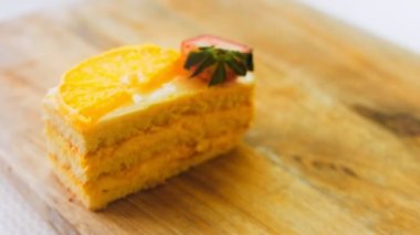 Mandalina ve çilekli kek retro pasta tepsisinde. Macro sürgüden ateş ediyor. Pandisli bir dilim pasta..