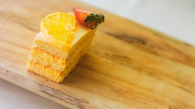 Mandalina ve çilekli kek retro pasta tepsisinde. Macro sürgüden ateş ediyor. Pandisli bir dilim pasta..