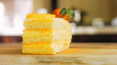 Mandalina ve çilekli kek retro pasta tepsisinde. Macro sürgüden ateş ediyor. Pandisli bir dilim pasta..