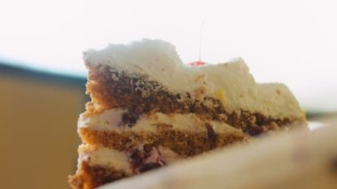 Pandesip keki evde hazırlandı. Makro ve kaydırma atışı. Pasta jöleli kiraz..