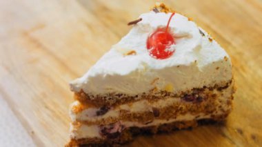 Pandesip keki evde hazırlandı. Makro ve kaydırma atışı. Pasta jöleli kiraz..