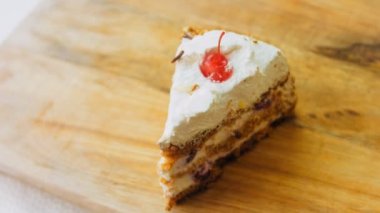 Pandesip keki evde hazırlandı. Makro ve kaydırma atışı. Pasta jöleli kiraz..