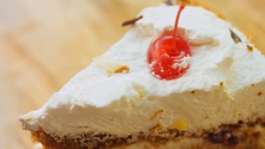 Pandesip keki evde hazırlandı. Makro ve kaydırma atışı. Pasta jöleli kiraz..