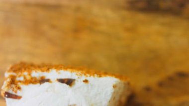 Pandesip keki evde hazırlandı. Makro ve kaydırma atışı. Pasta jöleli kiraz..