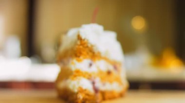 Pandesip keki evde hazırlandı. Makro ve kaydırma atışı. Pasta jöleli kiraz..