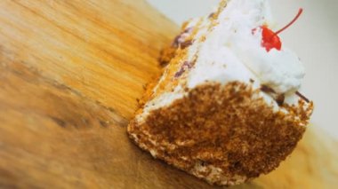 Pandesip keki evde hazırlandı. Makro ve kaydırma atışı. Pasta jöleli kiraz..