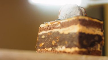 Çikolatalı kek, Koldun. Makro ve kaydırak atışı. Bir retro hob kullanılır.