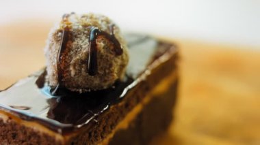 Çikolatalı kek, Koldun. Makro ve kaydırak atışı. Bir retro hob kullanılır.