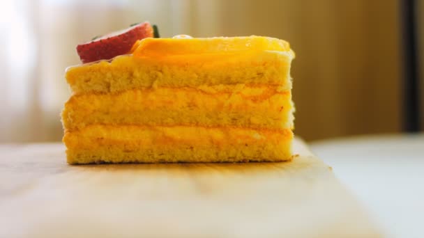 唐人街和草莓蛋糕在复古烤纸上 宏观射击从滑块 一片加潘迪丝的蛋糕 — 图库视频影像