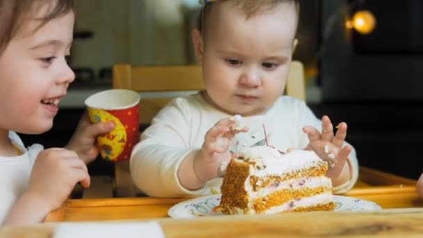 家庭で用意されたパンケーキ マクロとスライダーの撮影 ケーキはゼリーチェリーです — ストック動画