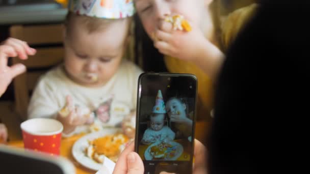 Festa Compleanno Ragazze Anno Mamma Porta Piatto Torta Sorelle Mangiano — Video Stock