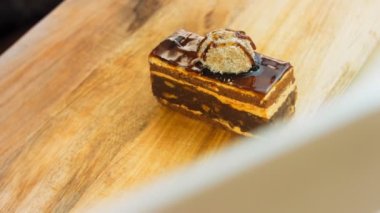 Çikolatalı kek, Koldun. Makro ve kaydırak atışı. Bir retro hob kullanılır.