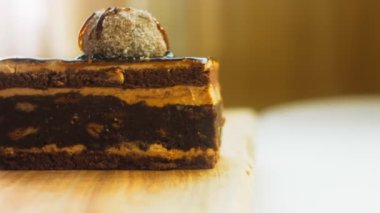 Çikolatalı kek, Koldun. Makro ve kaydırak atışı. Bir retro hob kullanılır.