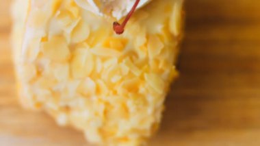 Retro yemek tepsisinde böğürtlenlerle yuvarlan. Makro ve kaydırma atışı. Pastanın üzerinde reçel var..