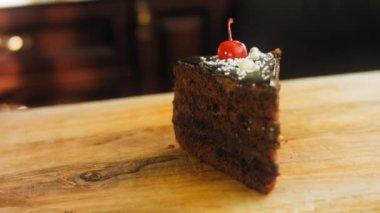 Retro kek tepsisinde vişneli ve çikolatalı pasta. Pasta zarif boncuklarla süslenmiş. Makro ve sürgülü atış.