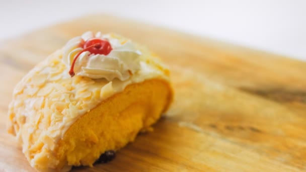 Retro Yemek Tepsisinde Böğürtlenlerle Yuvarlan Makro Kaydırma Atışı Pastanın Üzerinde — Stok video