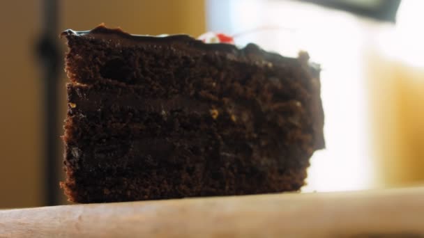 Retro Kek Tepsisinde Vişneli Çikolatalı Pasta Pasta Zarif Boncuklarla Süslenmiş — Stok video