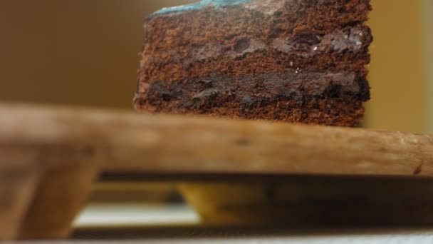 樱桃和巧克力蛋糕在复古烤盘上 蛋糕上饰有典雅风格的珠子 宏观和滑块射击 — 图库视频影像