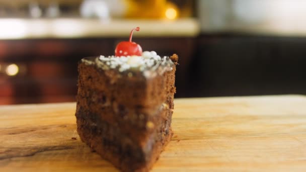 체리와 초콜릿 케이크를 트레이 케이크는우아 스타일의 로장식되어 있습니다 매크로와 슬라이더 — 비디오