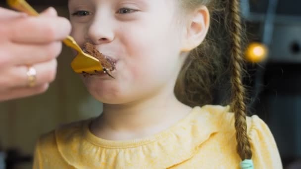 Cerise Gâteau Chocolat Sur Une Plaque Cuisson Rétro Gâteau Est — Video