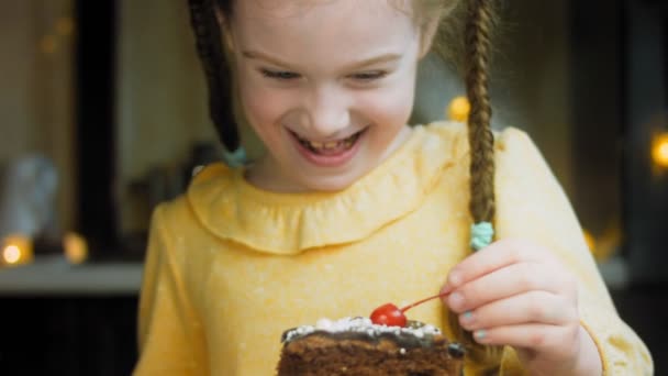 Cerise Gâteau Chocolat Sur Une Plaque Cuisson Rétro Gâteau Est — Video