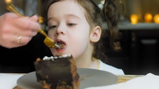 Kersen Chocoladetaart Een Retro Bakplaat Taart Versierd Met Elegante Kralen — Stockvideo