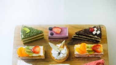 Farklı pastaların retro-stil pişirme tepsisi üzerinde. Kaydırıcı ve makro atış.