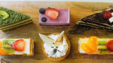 Farklı pastaların retro-stil pişirme tepsisi üzerinde. Kaydırıcı ve makro atış.