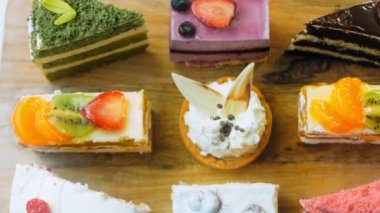 Farklı pastaların retro-stil pişirme tepsisi üzerinde. Kaydırıcı ve makro atış.