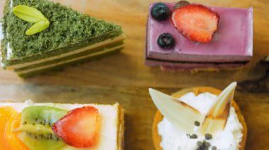 Farklı pastaların retro-stil pişirme tepsisi üzerinde. Kaydırıcı ve makro atış.