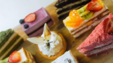 Farklı pastaların retro-stil pişirme tepsisi üzerinde. Kaydırıcı ve makro atış.