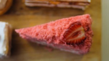 Farklı pastaların retro-stil pişirme tepsisi üzerinde. Kaydırıcı ve makro atış.