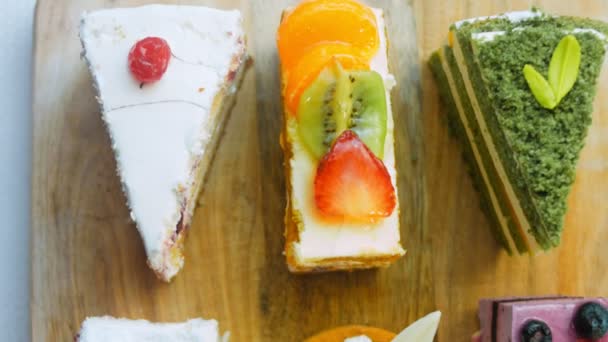 Stücke Von Verschiedenen Kuchen Auf Einem Backblech Retro Stil Schieberegler — Stockvideo