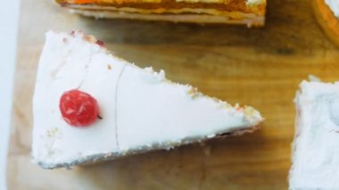 Farklı pastaların retro-stil pişirme tepsisi üzerinde. Kaydırıcı ve makro atış.