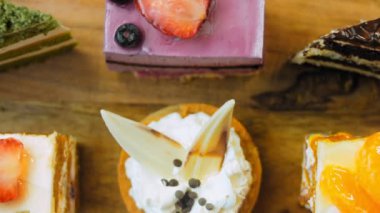 Farklı pastaların retro-stil pişirme tepsisi üzerinde. Kaydırıcı ve makro atış.