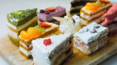 Farklı pastaların retro-stil pişirme tepsisi üzerinde. Kaydırıcı ve makro atış.