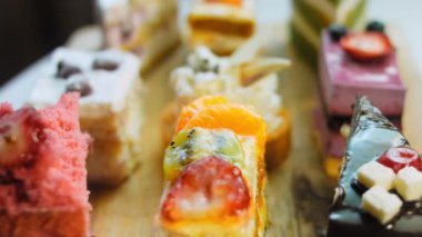 Farklı pastaların retro-stil pişirme tepsisi üzerinde. Kaydırıcı ve makro atış.