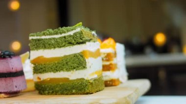 Farklı pastaların retro-stil pişirme tepsisi üzerinde. Kaydırıcı ve makro atış.