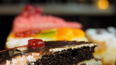 Farklı pastaların retro-stil pişirme tepsisi üzerinde. Kaydırıcı ve makro atış.