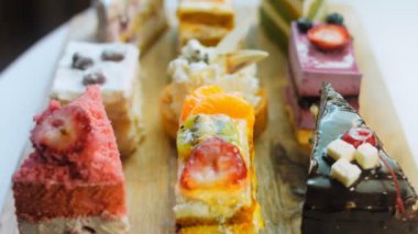 Farklı pastaların retro-stil pişirme tepsisi üzerinde. Kaydırıcı ve makro atış.