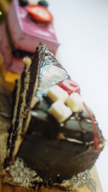 Farklı pastaların retro-stil pişirme tepsisi üzerinde. Kaydırıcı ve makro atış.