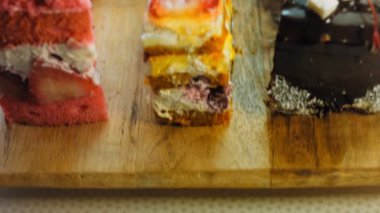 Farklı pastaların retro-stil pişirme tepsisi üzerinde. Kaydırıcı ve makro atış.