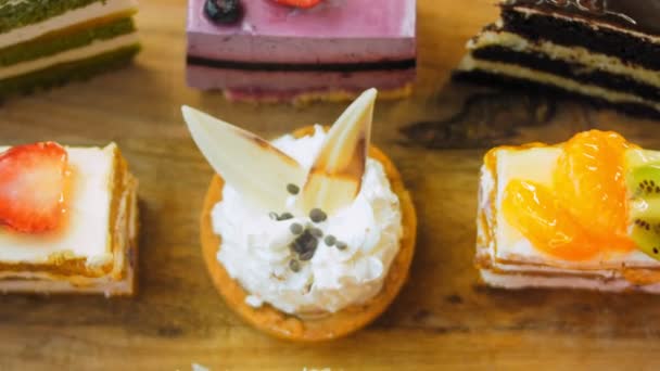 Des Morceaux Gâteaux Différents Sur Une Plaque Cuisson Style Rétro — Video
