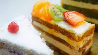 Farklı pastaların retro-stil pişirme tepsisi üzerinde. Kaydırıcı ve makro atış.