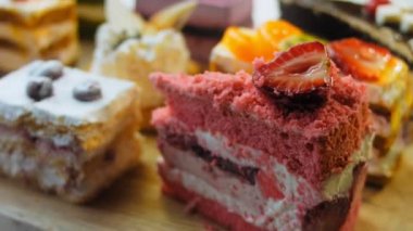 Farklı pastaların retro-stil pişirme tepsisi üzerinde. Kaydırıcı ve makro atış.