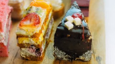 Farklı pastaların retro-stil pişirme tepsisi üzerinde. Kaydırıcı ve makro atış.